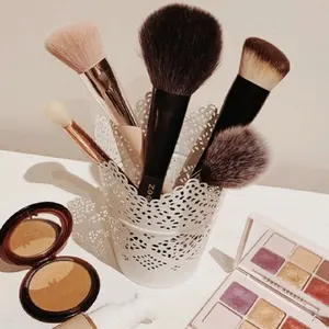 Cucharada Mixta de Maquillaje y Glos - Variety Pack of Makeup and Gloss Products for Complete Beauty Look