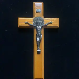 Cristo de madera con medalla de San Benito 6”, 8” o 12”
