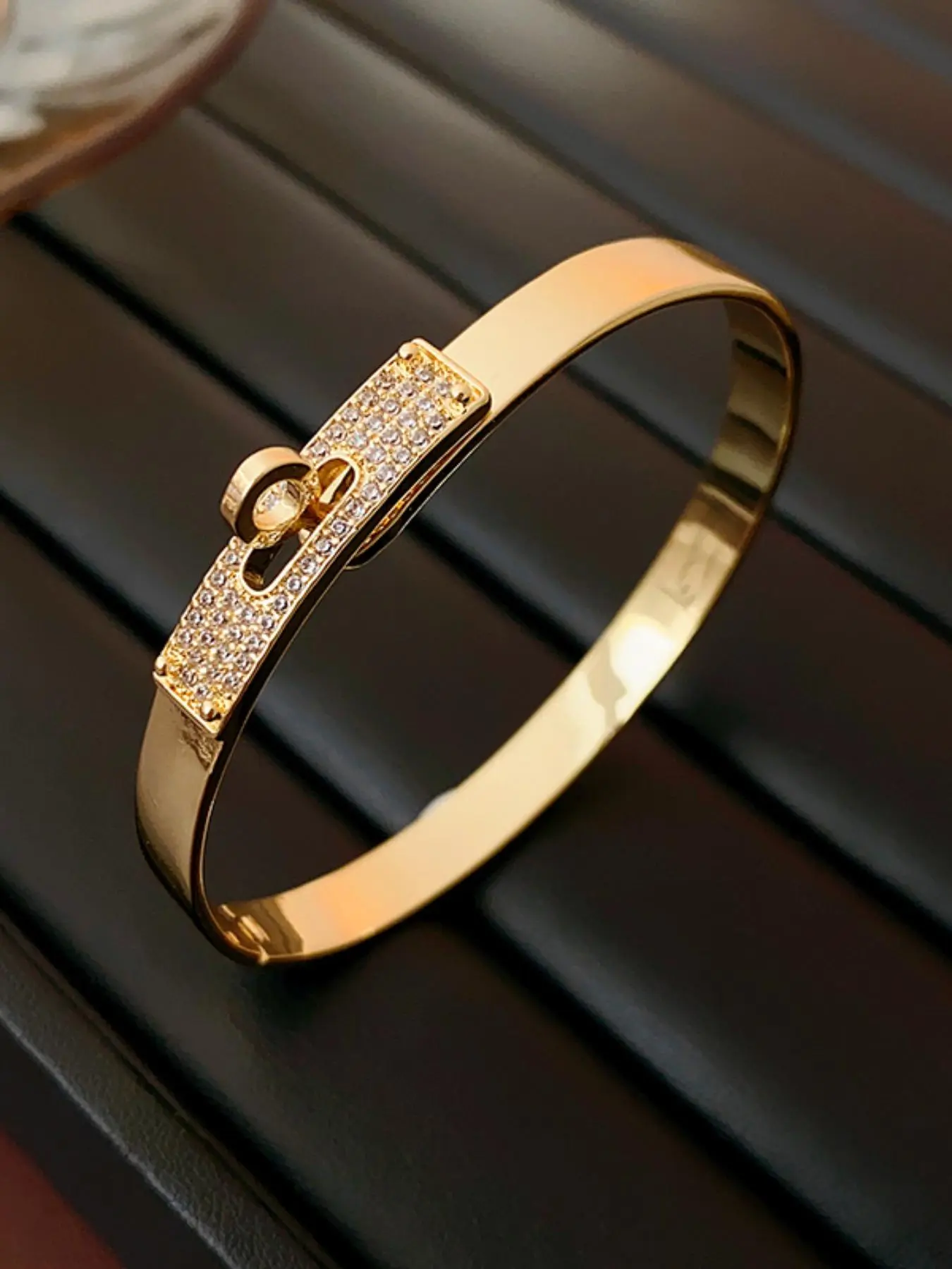 Elegant Zircon Cold Style Buckle Bracelet, Exquisite Bracelet, Fashionable Bracelet, Minimalist Design for Women, Stylish Metal Chain Accessory, Perfect for All Seasons, Bracelets Jewelry