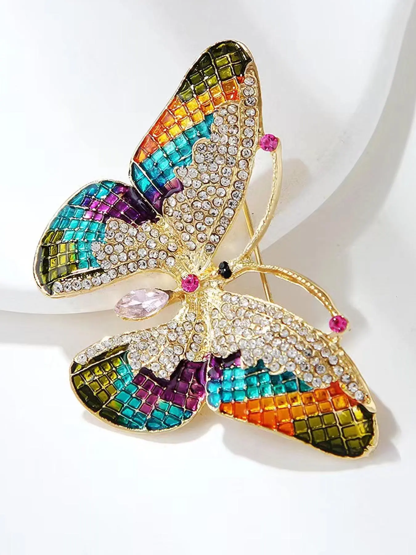 Butterfly design pins, with rhinestone embellishments, fashion and trend accessories, suitable for men and women, delicate and versatile, perfect for birthday gifts and special occasions. Marathon Mickey sliding pin, Durable Metal Pins, Fashion Accessory