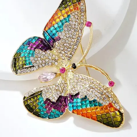 Butterfly design pins, with rhinestone embellishments, fashion and trend accessories, suitable for men and women, delicate and versatile, perfect for birthday gifts and special occasions. Marathon Mickey sliding pin, Durable Metal Pins, Fashion Accessory