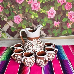 Jarra con sus tazas color terracota blanco