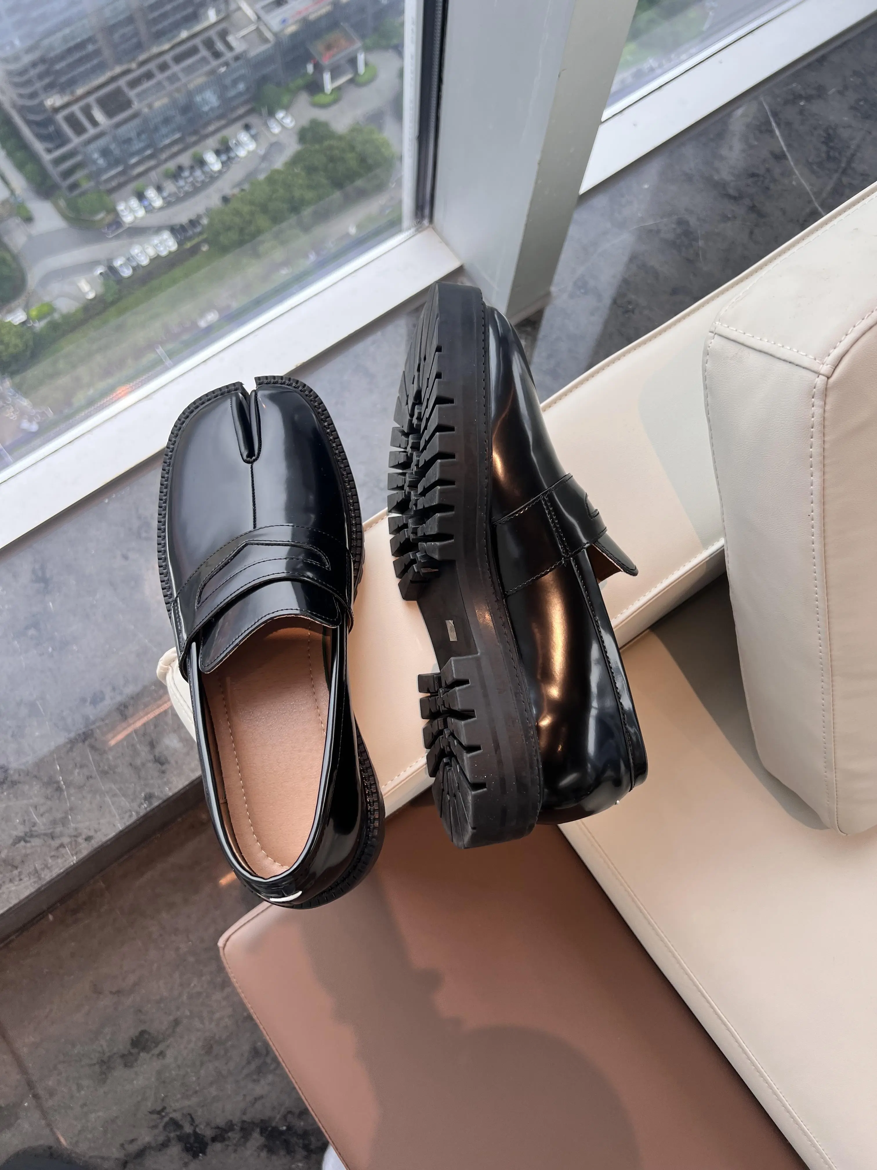 Men’s loafers available in multiple colors with a square toe, glossy leather upper, and thick sole; minimalist casual dress shoes that are versatile—pair them with suits, jeans, and wide-leg pants; suitable for everyday wear and light social occasions.