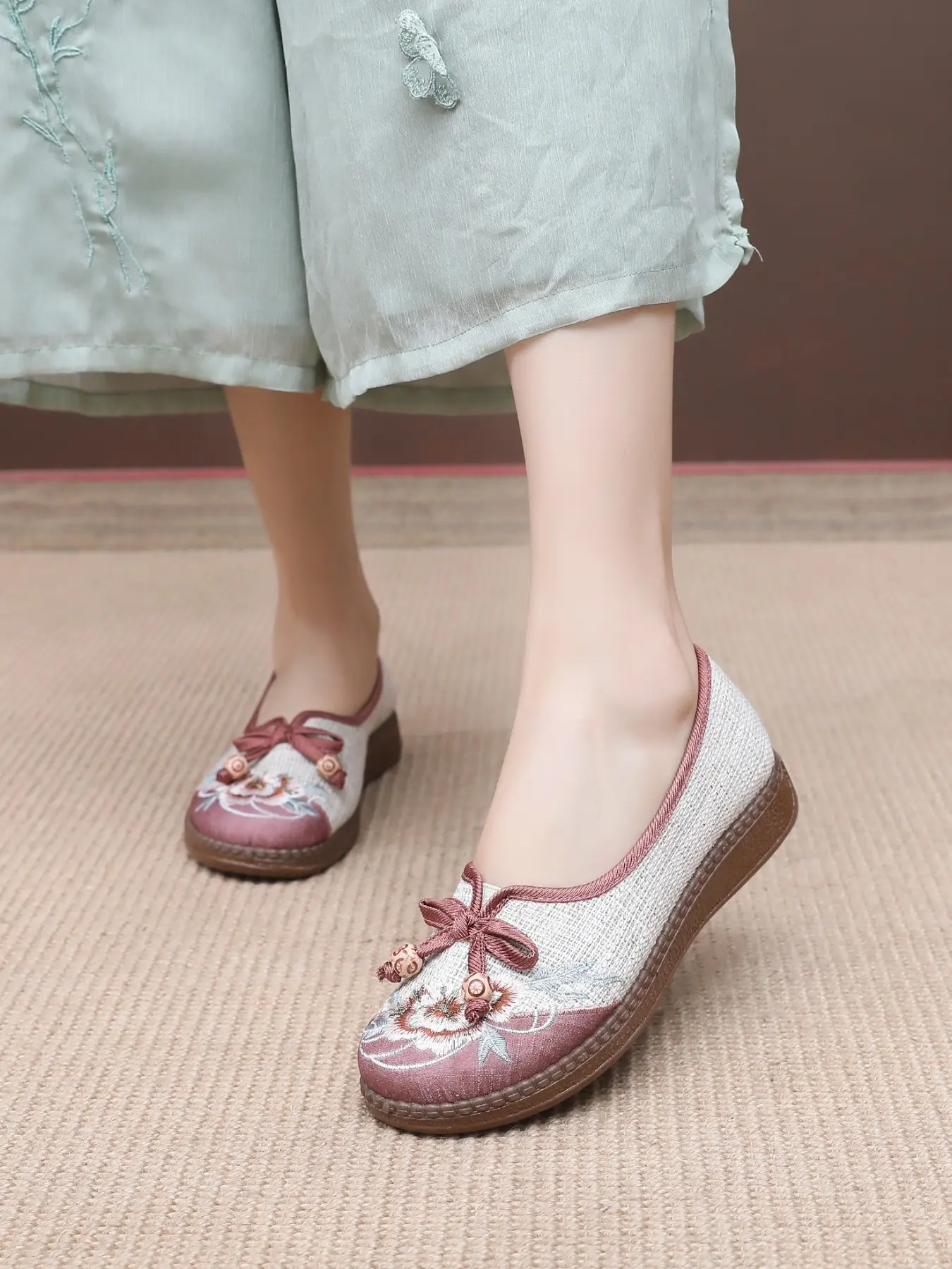 New Traditional Chinese Embroidered Detail Button Shoes for Women, Low Heel Soft Rubber Sole Breathable Retro Hanfu Single Shoe, Comfortable and Stylish