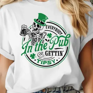 Everybody In The Pub Gettin Tipsy St. Patrick's Day Shirt, Funny Skull Irish Patty's Day T-Shirt For Men & Women