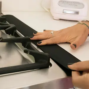 1pc, Kitchen Stove Counter Gap Cover, Silicone Stove Counter Gap Cover, Gap Filler for Stove and Counter, Heat Resistant Gap Filler, Silicone Gap Cover Between Stove and Counter, Kitchen Accessaries