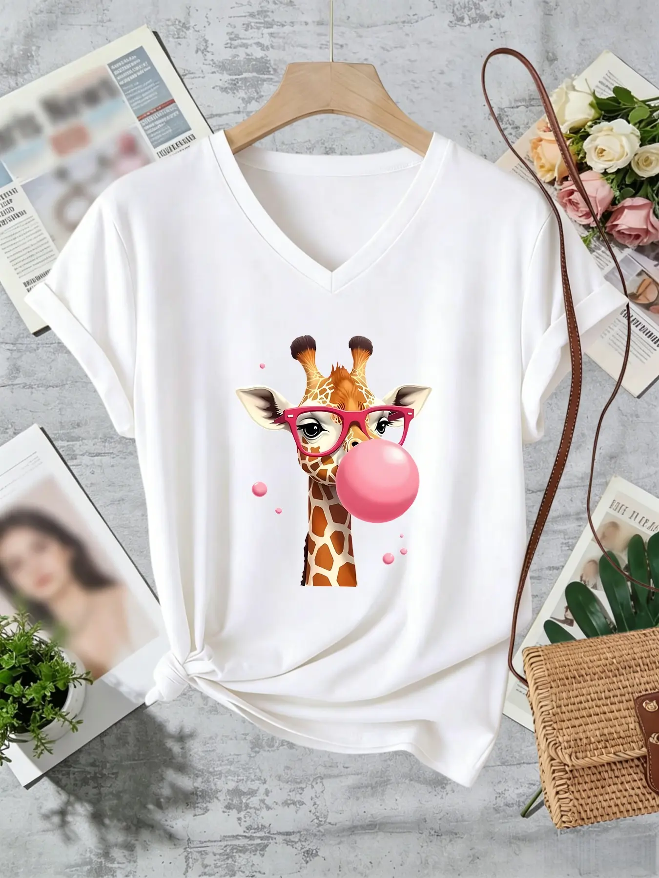 Women's Short Sleeve T-Shirt, Cute Giraffe Pattern, Aesthetic V Neck Design, All Seasons, Perfect for Birthday Parties, Holiday Gifts, Daily Wear