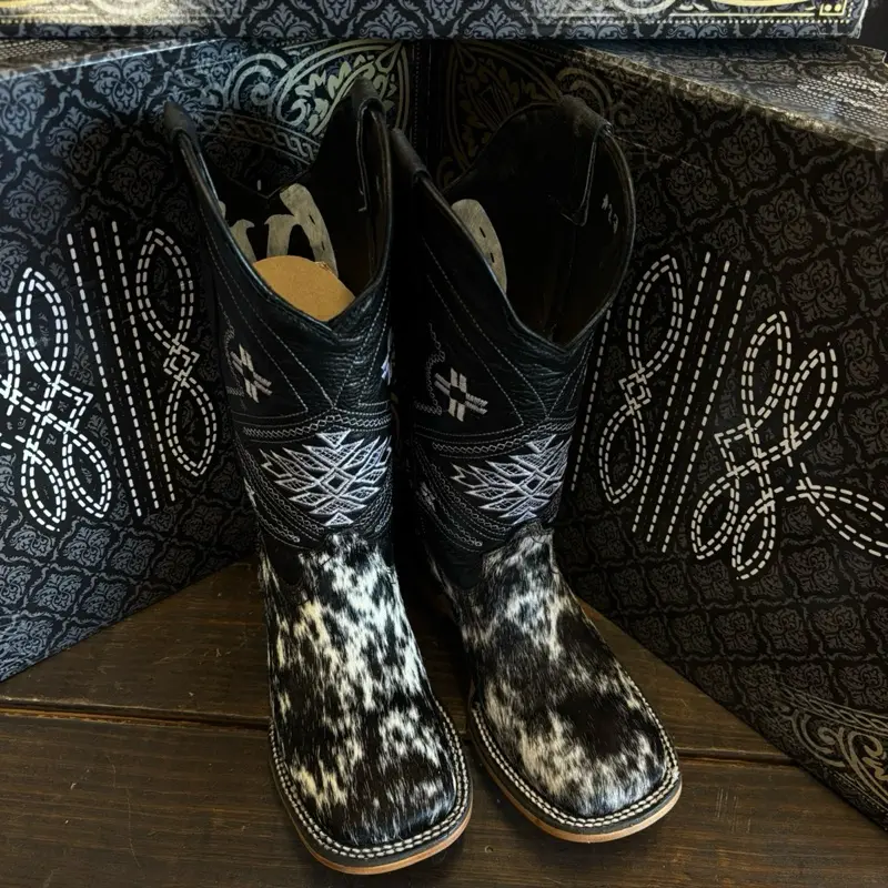 Women's Cowhide Boots with Aztec Pattern Comfortable Sole for Everyday Wear Genuine Leather Walking Shoes Square Toe Handcrafted Girl Footwear - Stylish, Bota