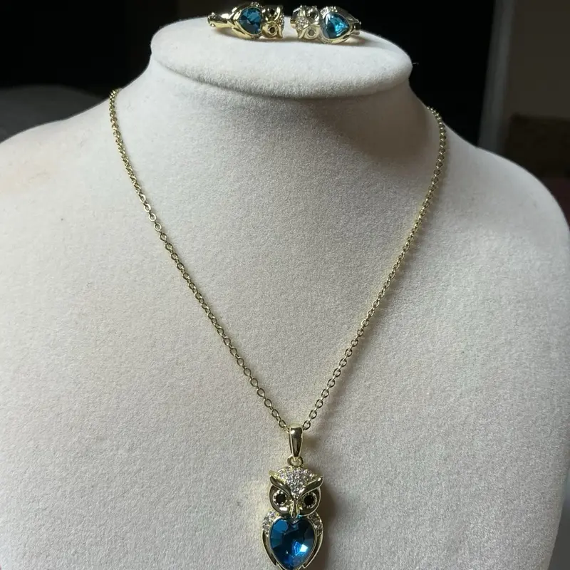Hermoso Set Cadena con Dije y Aretes de Diseño Único en Oro y Cristales Azules