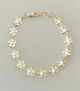 Gold Daisy Chain Bracelet 5mm Gold Flower Linked Chain with White Enamel Center Hypoallergenic Waterproof Stylish Durable for Daily Wear
