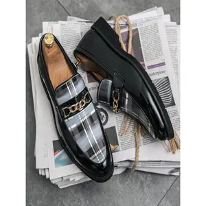 Men’s fashionable loafers with a tartán pattern and chain decoration; casual, comfortable slip-on shoes for daily wear; stylish party footwear; an accessory that enhances everyday outfits.