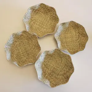Natural Bulrush Handwoven Petal-Shaped Wavy Grass Basket, Creative Fruit Basket for Sunflower Seeds & Peanuts, Unique Decorative Storage Basket