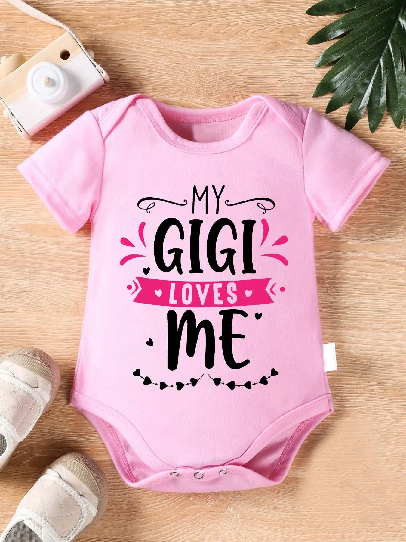 Baby Girls' Short-Sleeve Pink Letter Print Bodysuit - "My Gigi Loves Me" Banner, Heart Accents, Easy Dressing Newborn Romper with Snap Crotch