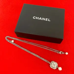 Pre-owned CHANEL Zinc Alloy Small Leather Goods Coco Mark Faux Pearl Necklace