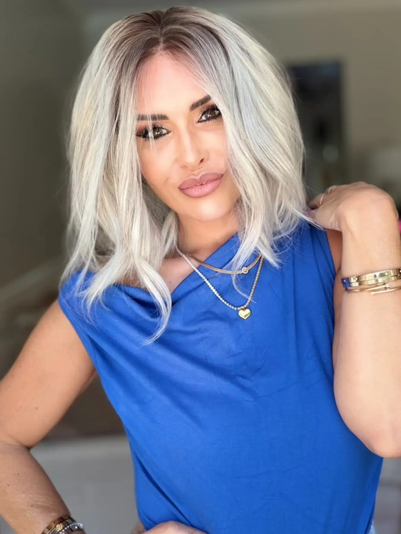 MACA BAKA Elsa Icy Platinum Blonde Layered Short Ombre Highlight Lace Front Wig with Bangs Glueless Low Density 12 Inches Short Wavy HD Synthetic Lace Front Wigs for Women Scandinavian Hairline Pre Plucked, Halloween, Christmas, Wedding, Female