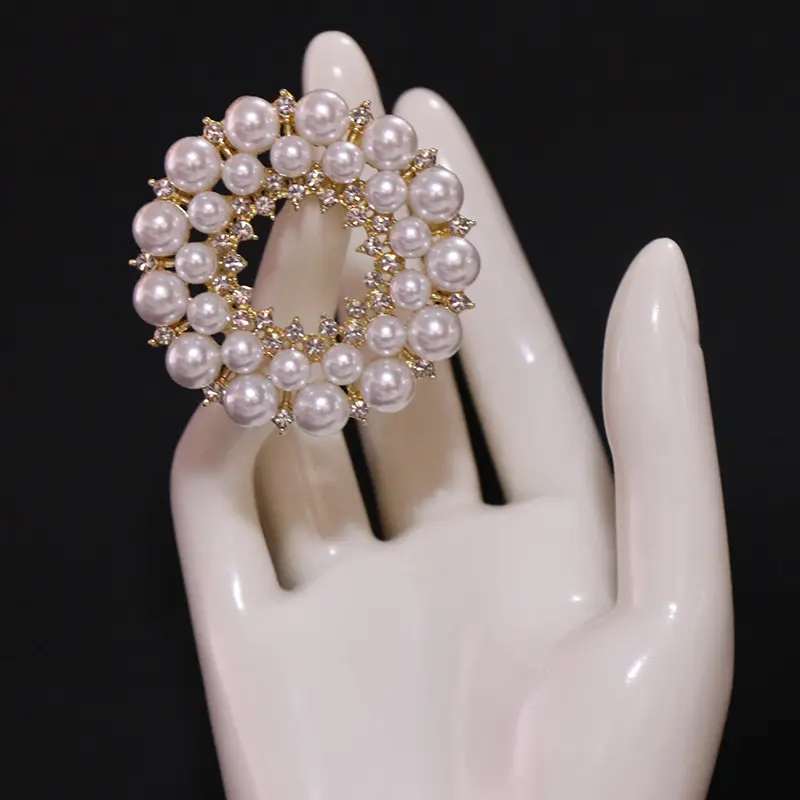 Fashionable Christmas brooch gift