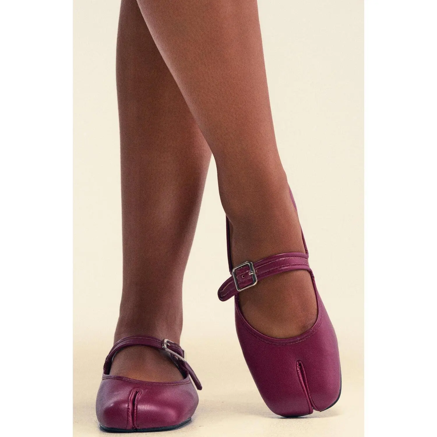 AKIRA GOLD SANG BURGUNDY PU SPLIT TOE FLAT