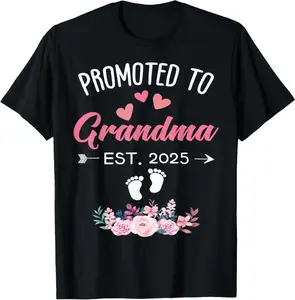 Cute Promoted To Grandma 2025 I'M Going To Be A Grandma 2025 T-Shirt