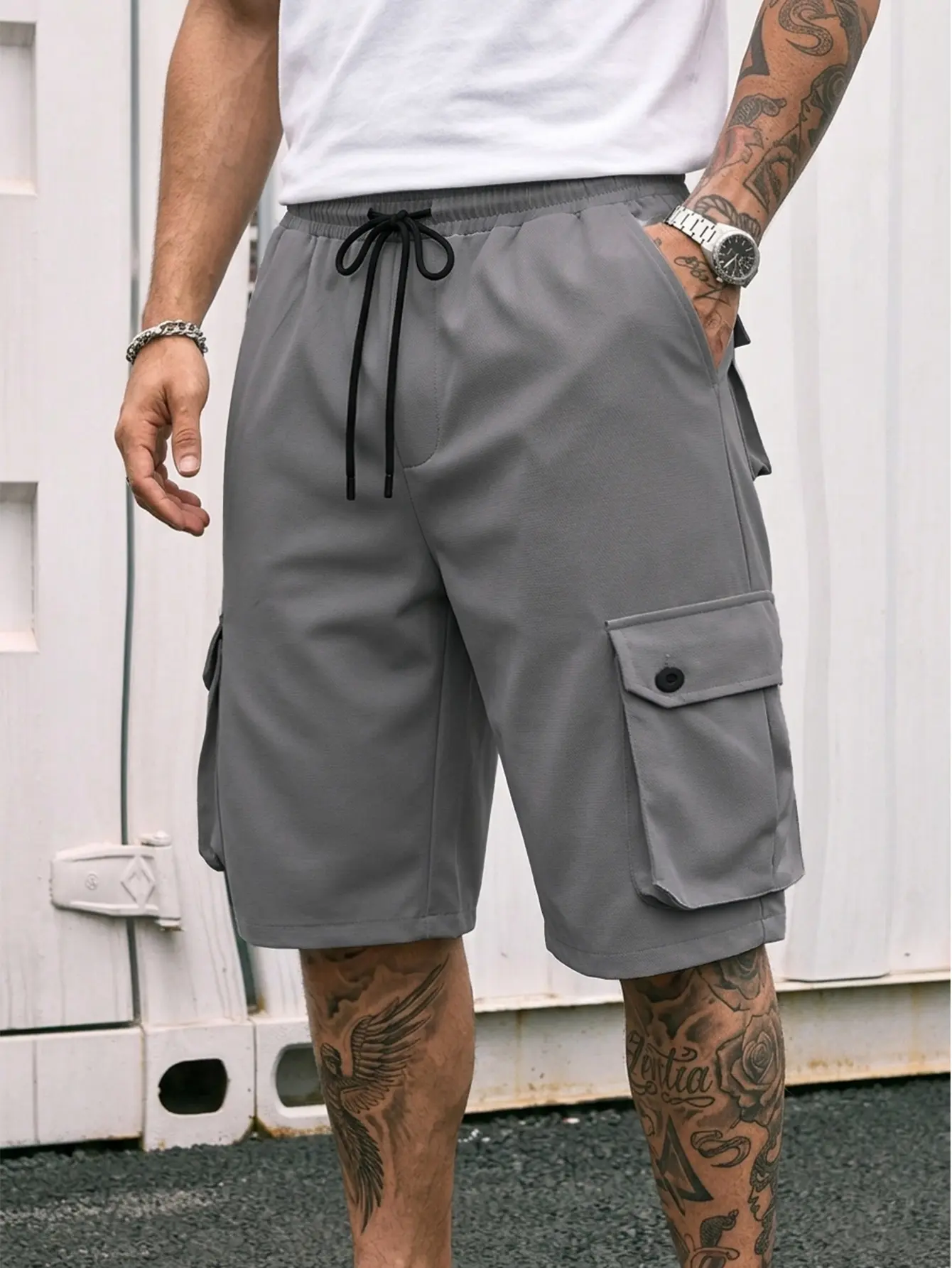 Men’s gray quick-dry cargo shorts — street-style workwear, casual design, elastic waistband, multiple pockets, clean fit. Gray cargo shorts with a minimalist, relaxed look plus a polished commuter vibe for summer—versatile styling.