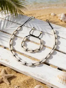 A Set Of Tropical Ocean-Themed Shell Bracelet And Necklace Set, Suitable For Ladies To Wear During Beach Vacations.