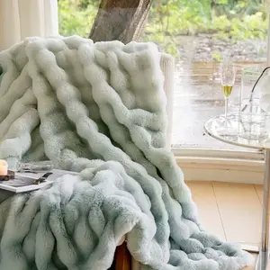 Ultra-Soft Long-Pile Plush Blanket – Cozy Winter Thro