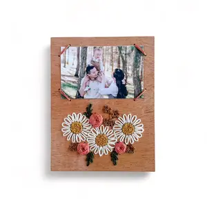 Darling Daisies Embroidered Instant Photo Frame