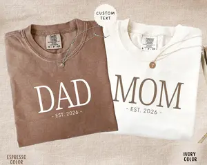Comfort Colors Mom Dad T-Shirt, Matching Est 2026 Baby Reveal Gift, New Parent Baby Announcement Shirt, Trendy Graphic Tee, Pregnancy Announcement Tee