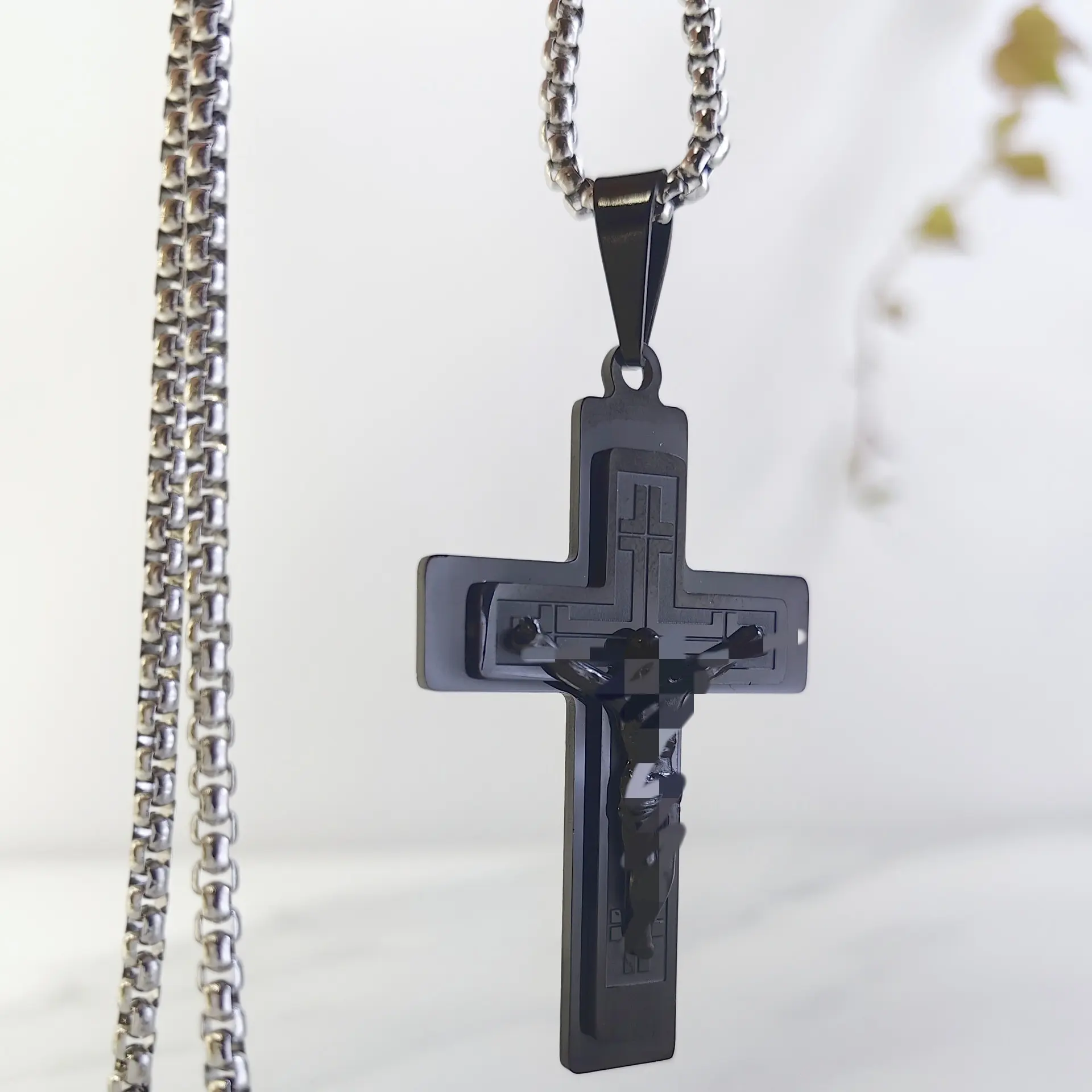 Black pendant with 3mm * 55cm square pea