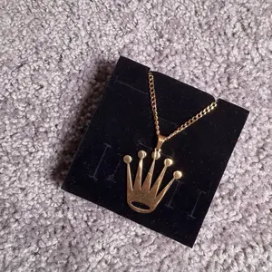 Gold Crown Pendant Necklace with Chain Elegant Jewelry for Women and Men