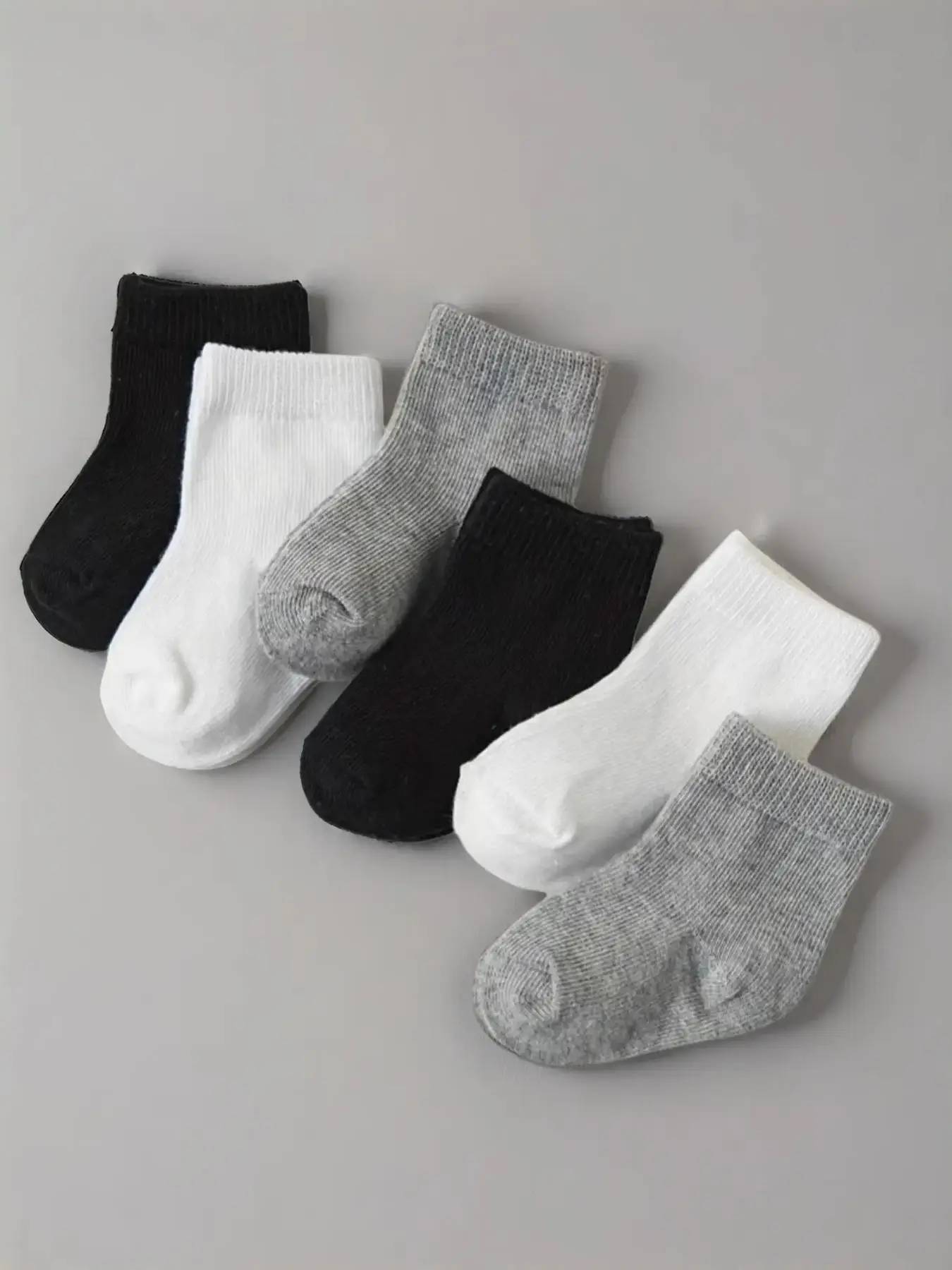 6 pairs of solid color simple baby socks, basic versatile style, soft skin-friendly material, suitable for 0-3 years old baby's daily wear.