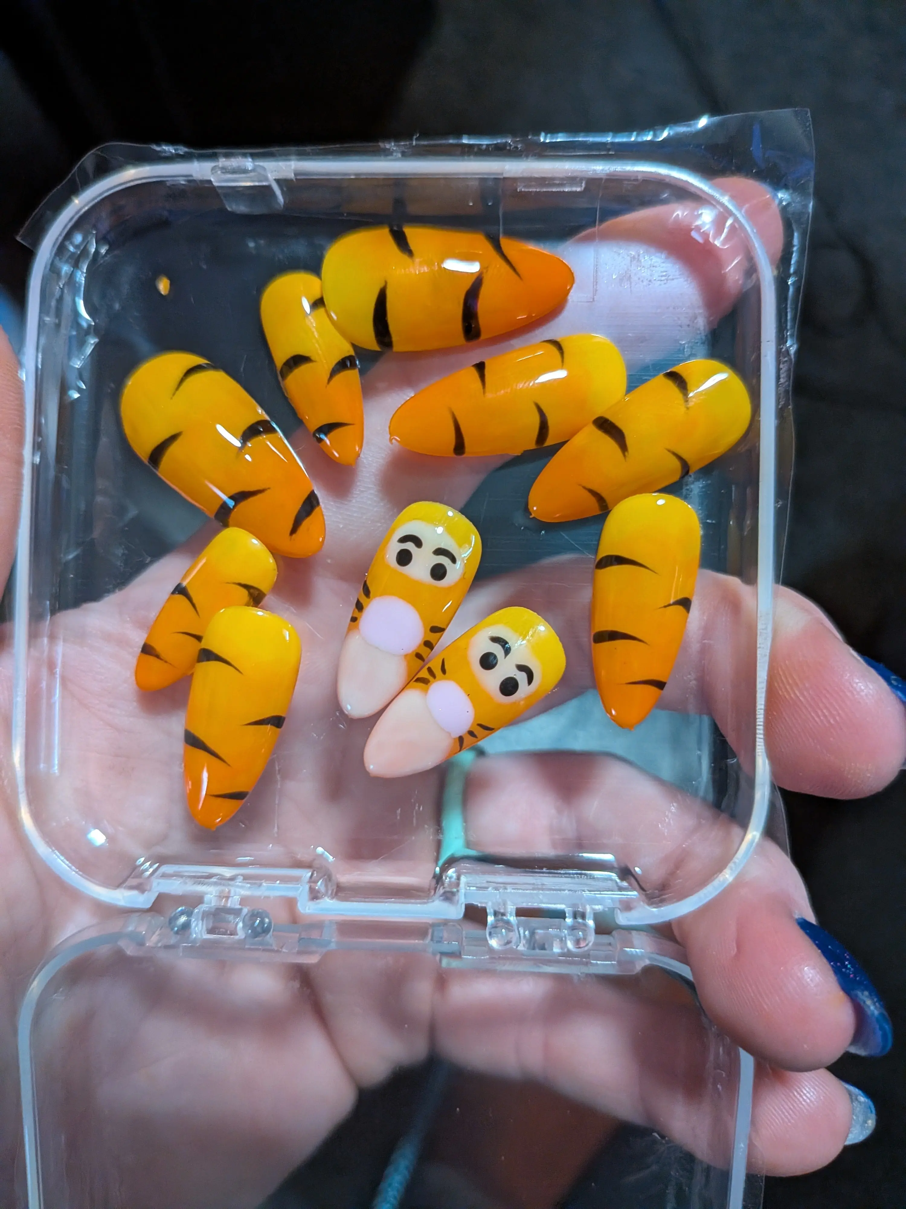 Press-on Tigger nails