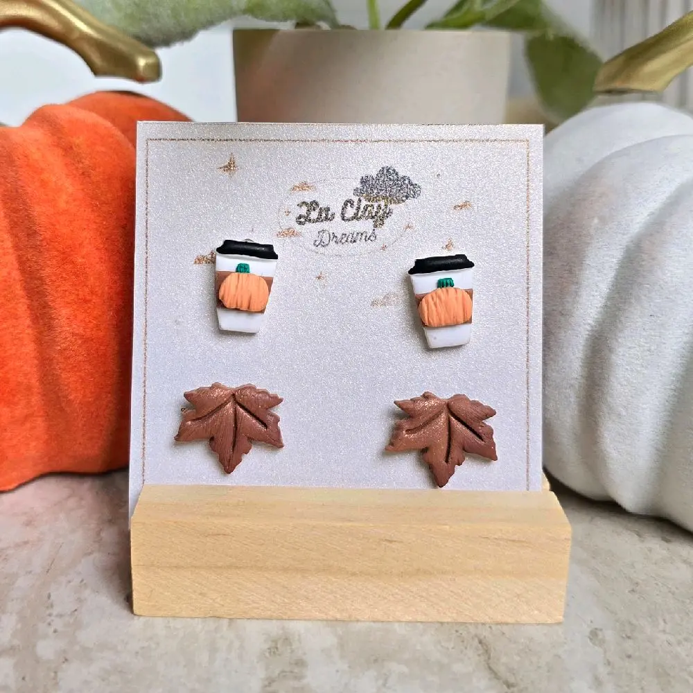 Coffee cups/maple leaf