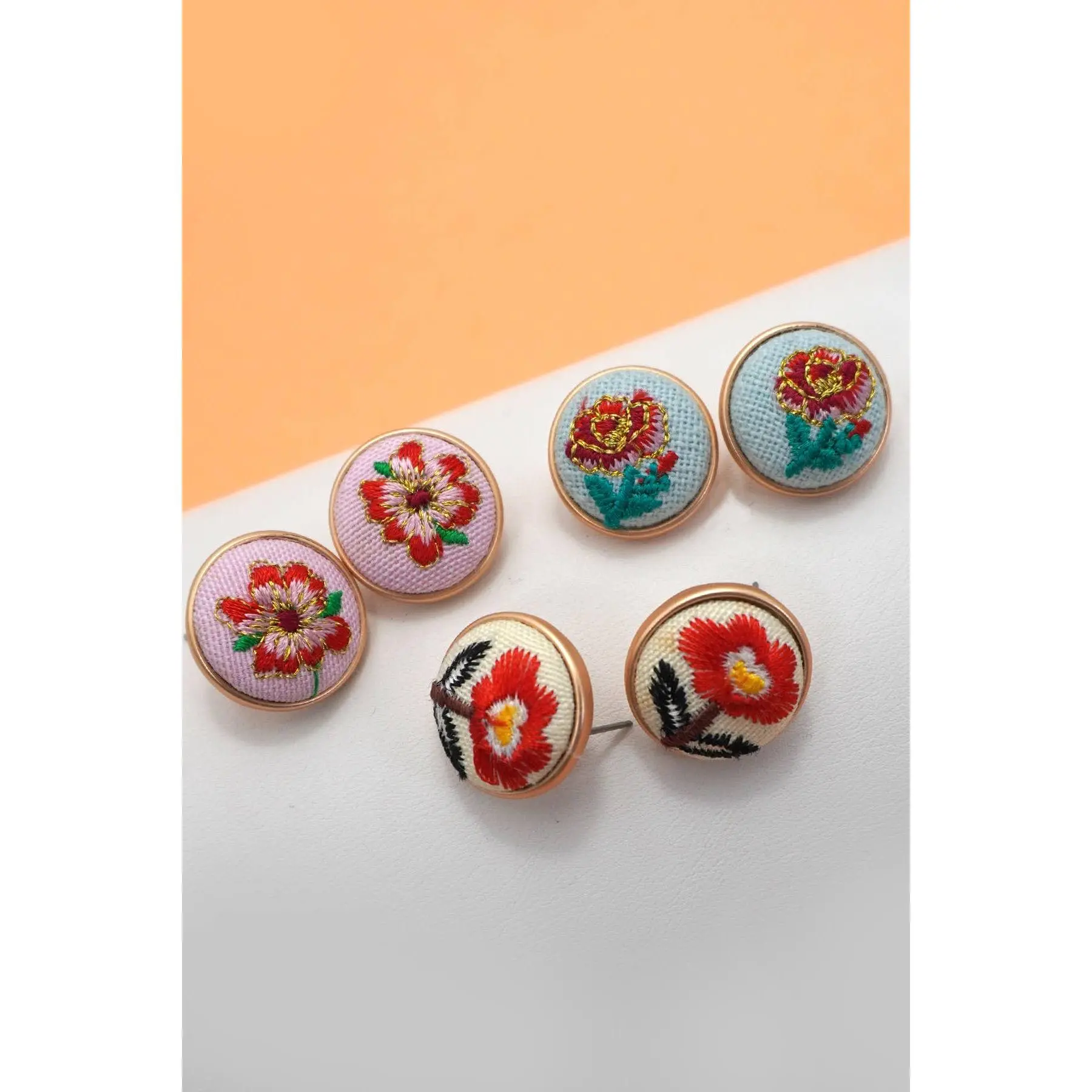 EMBROIDERY FLORAL GOLD EDGE STUD EARRINGS | 80E61042