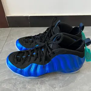 Foamposits 0ne Penny Men's Designer Basketball Shoes University Blue/Pine Green Retro Sneakers with Floral Pop Culture Details