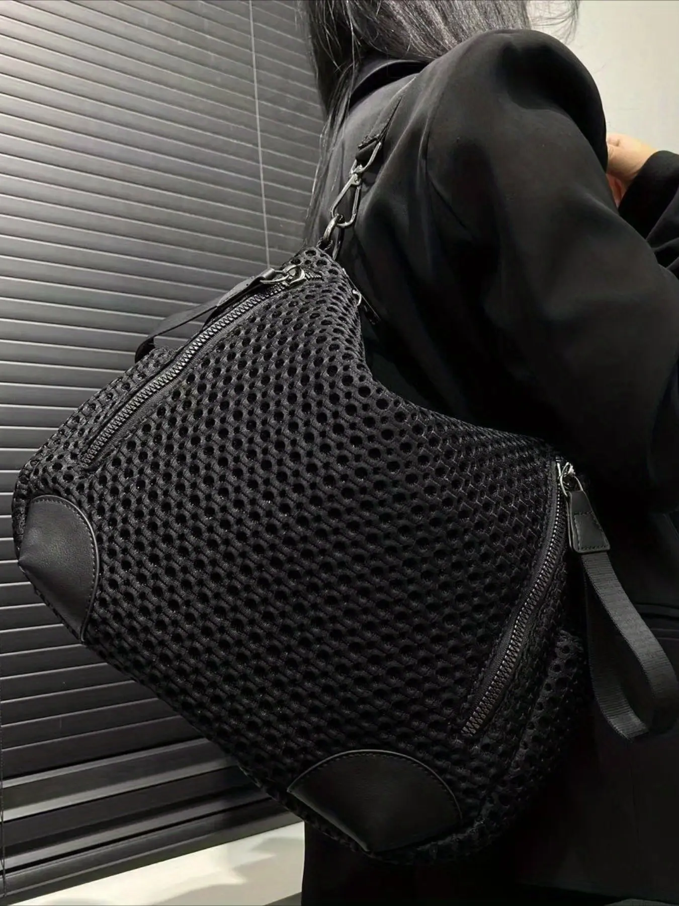 Ladies' fashionable mesh splicing crossbody shoulder bag with multiple pockets, large capacity mesh, lightweight travel and vacation sports bag suitable for daily use Sporty Pocket Design