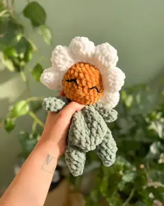 Crochet Flower Plush Doll, Daisy Flower Plushie, Amigurumi Toy, Floral Plush, Kawaii Flower Doll, Soft Plush Gift for Her , Aesthetic Decor