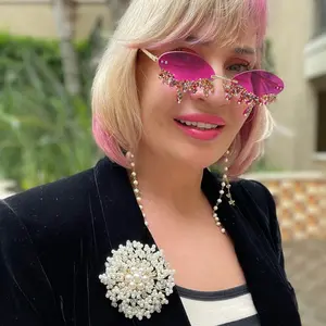 Beautiful Pearls Brooches Unisex Pin stylish gift box, making it an ideal present for your loved ones