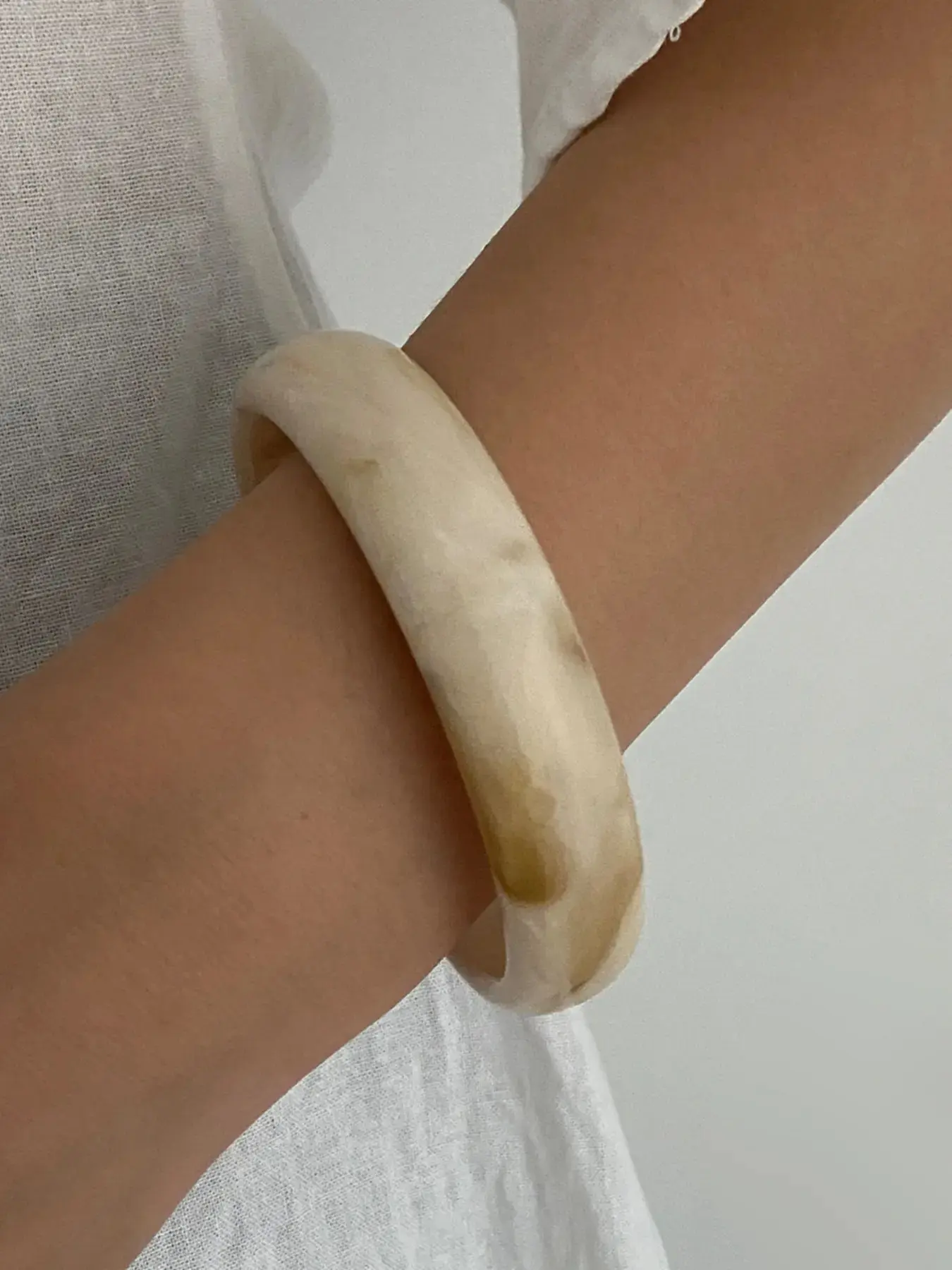 Elegant Resin Alloy Wide Bangle Bracelet, Trendy Stack High-End Exaggerated Design, Versatile Women's Jewelry, Fashionable and Durable Accessory, Exquisite Bangles bracelets, polished chic