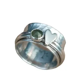 Hammered silver heart-shaped emerald ring, rotatable heart ring set with blue and white diamonds, personalized stress-relief ring, vintage two-tone rotatable heart ring