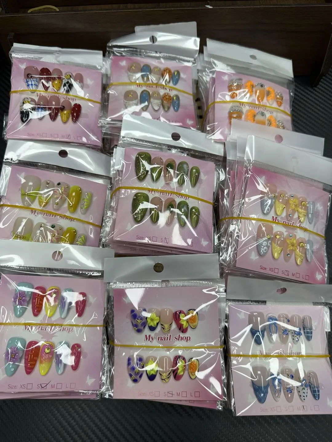 Una(16841)gc.40$ get 20 pairs of random stilettos shape nails. We have different styles.