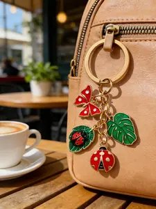 Leaf Ladybug Keychain, Metal Round Pendant, Perfect for Bags and Car Keychains, Ideal Gift for Insect Lovers, Trendy Cute Keychain, Ladybug Keychain Charm