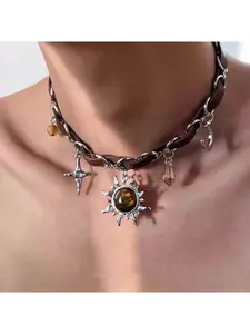 Maillard Sunflower Necklace for Women, Autumn and Winter Niche Light Luxury High-end Sweater Chain Accessory, Brown Retro Clavicle Necklace