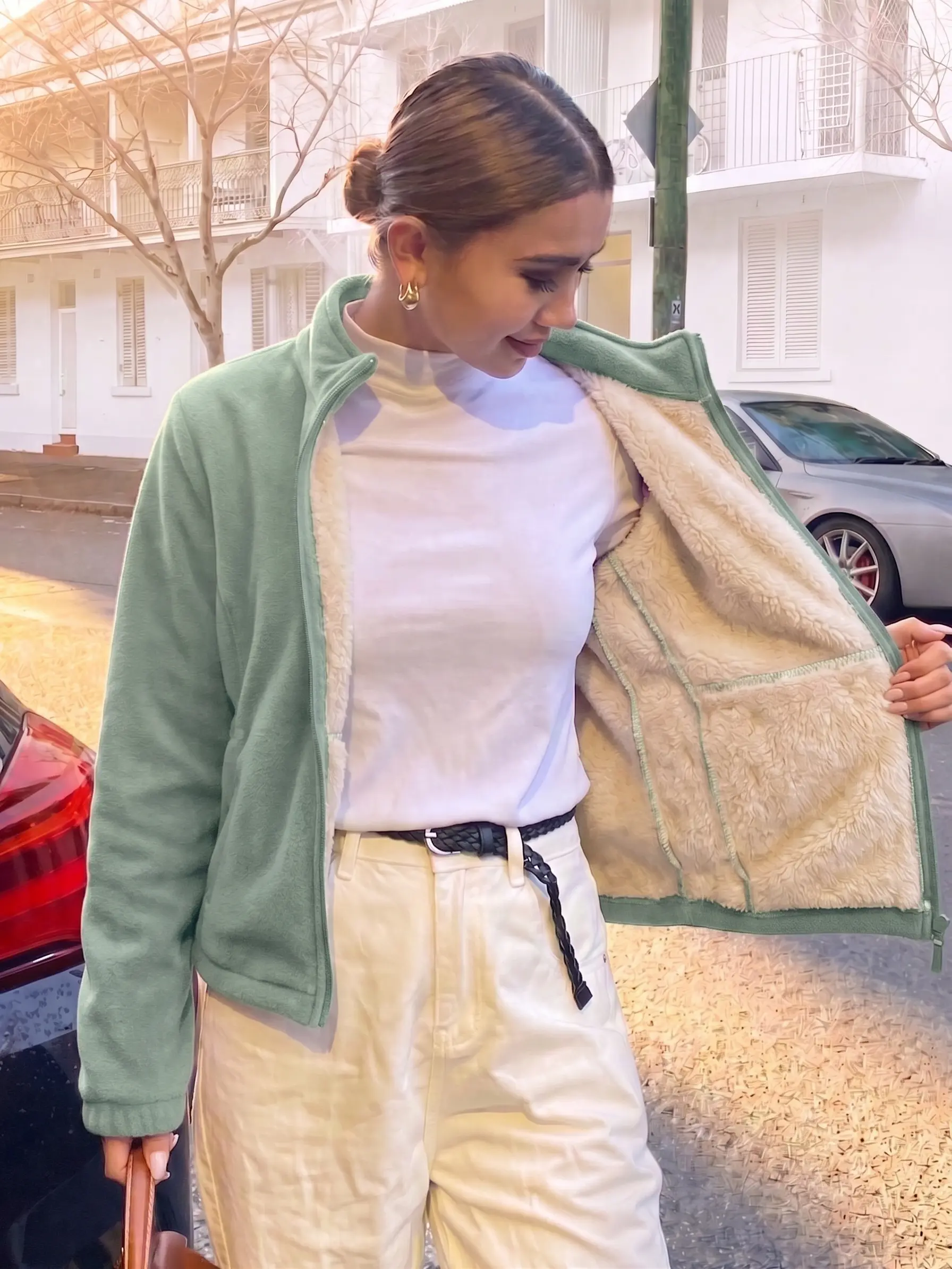 Women’s fleece-lined short zip-up jacket with a stand collar and fluffy interior—casual, warm outerwear for autumn and winter.