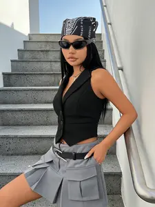 A women's black fashionable casual sleeveless suit vest, Crop Top, crisp and slimming, suitable for commuting to work with a shirt, shopping and playing as a base, both indoor and outdoor outfits are neat and neat