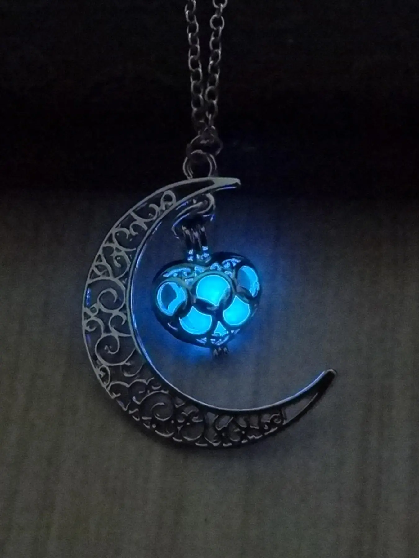 Unique Four-Color Luminous Necklace for Women, Perfect Gift for Valentine's Day and Birthdays, Chic and Stylish Jewelry, Jewelry Accessory, Exquisite Jewelry Gift, Exquisite Chain Jewelry, Alloy Necklace, Chain Necklaces, Fashion Necklace