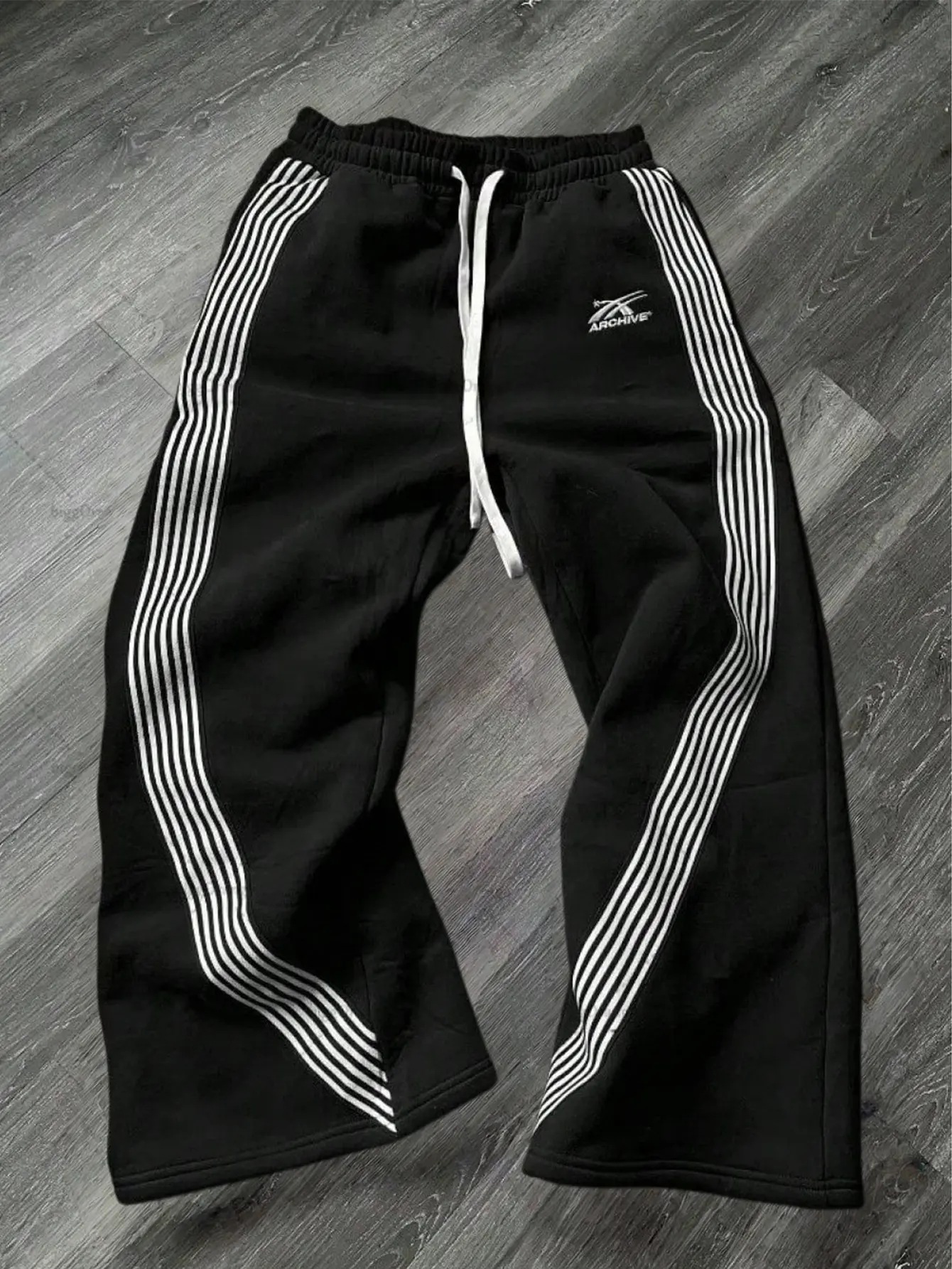 Men’s side-striped TI wide-leg athletic sweatpants – straight-cut casual long pants with a drawstring elastic waistband, suitable for everyday wear, street style, jogging, fitness, and commuting.