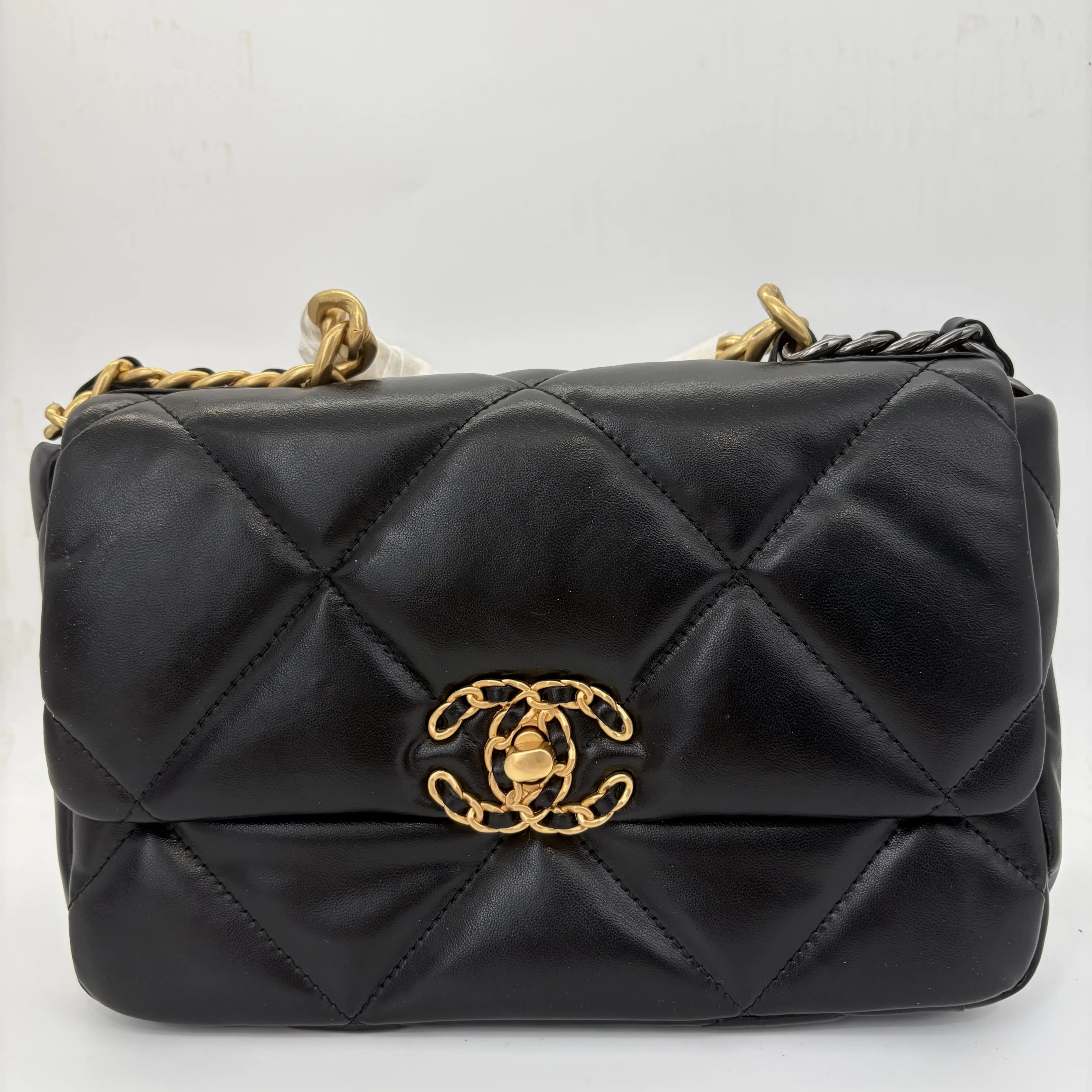 Pre-owned CHANEL 19 bag in black lambskin with mixed gold and silver hardware