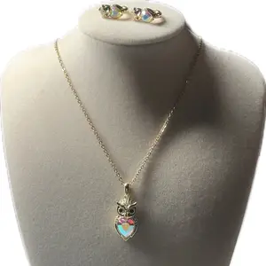 Set de dije y aretes con cristales jing jing color tornasol.