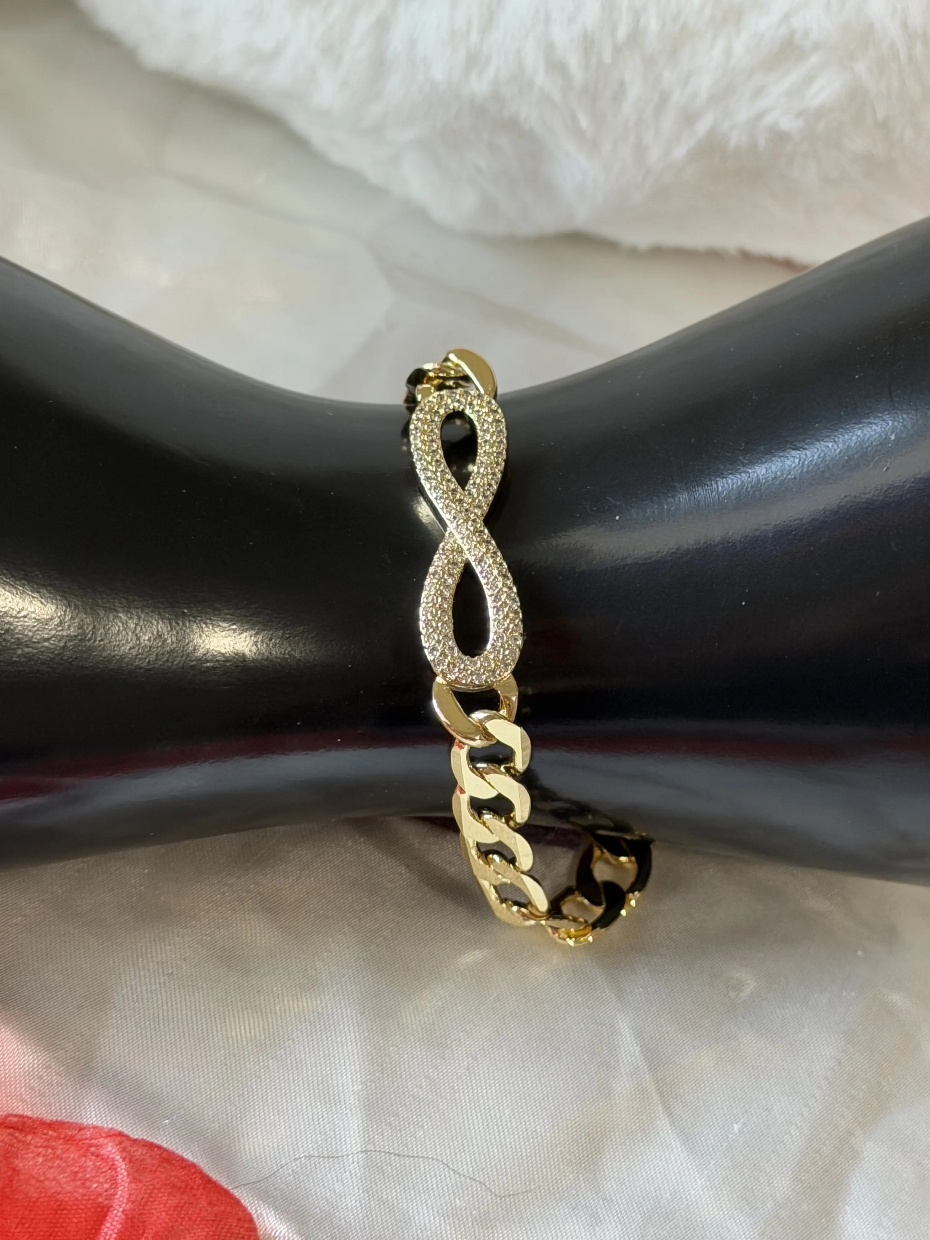 Gold Infinity Chain Bracelet with Rhinestones, Elegant Design, Perfect for Any Occasion, High-Quality Craftsmanship