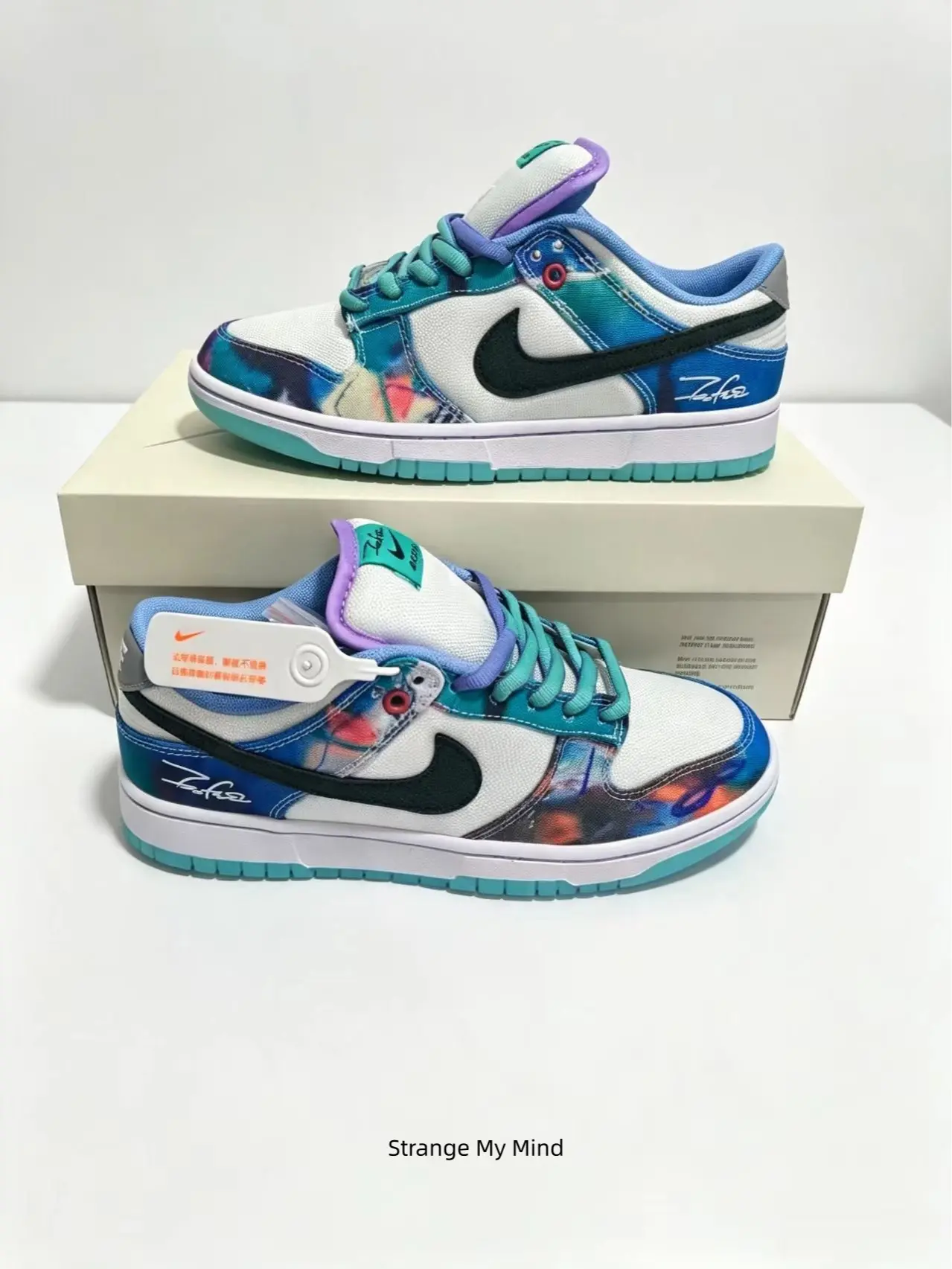 These low-top casual sneakers feature vibrant colorful printed panels mixed with soft suede, bringing artistic street aesthetics, great for creative daily outfits and city outings.